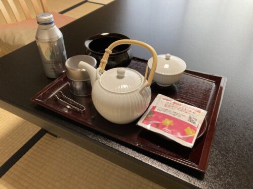 和多屋別荘の客室（【タワー棟】青森ヒバ使用・内風呂付き客室(禁煙)）の茶菓子