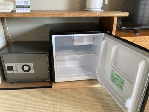 和多屋別荘の客室（【タワー棟】青森ヒバ使用・内風呂付き客室(禁煙)）の冷蔵庫と金庫