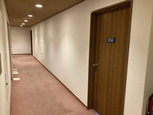 和多屋別荘のタワー館の客室前