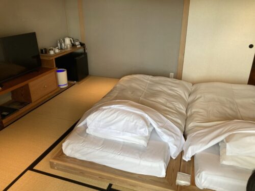 和多屋別荘の客室（【【タワー館】和洋折衷〜和室ツイン〜青森ヒバ温泉内風呂付(禁煙)）の布団