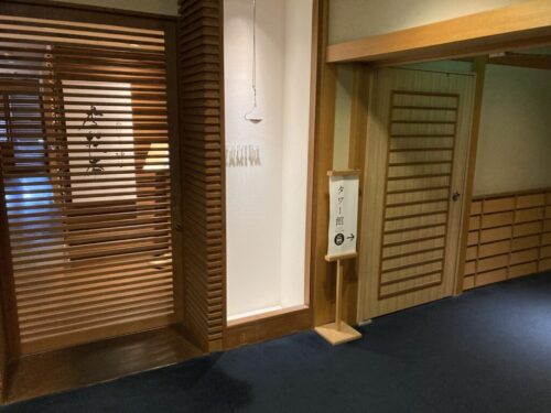 和多屋別荘のタワー館に向かう廊下