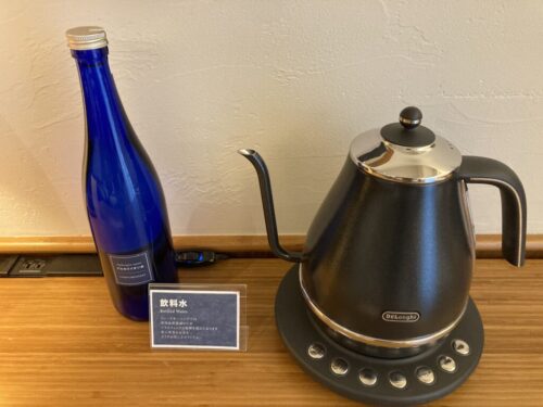 ホテルグレートモーニング（GREAT MORNING）の客室にあるミネラルウォーターと電気ケトル