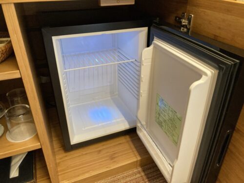 ホテルグレートモーニング（GREAT MORNING）の客室にある冷蔵庫オープン