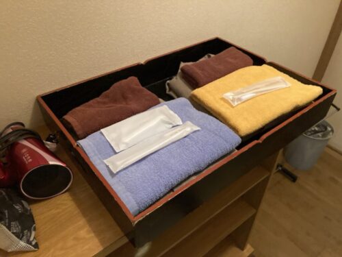 湯ノ本温泉　旅館千石荘の部屋のバスタオルや浴衣