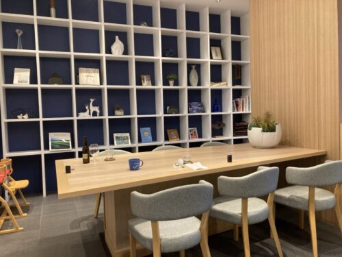 フェアフィールド・バイ・マリオット札幌のカフェFIKAのテーブル