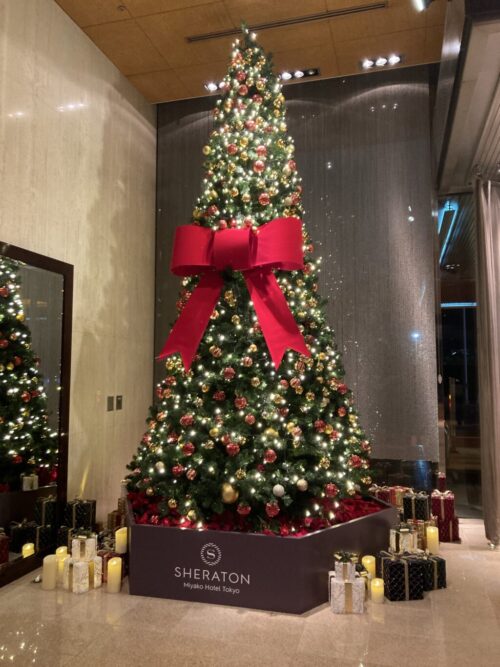 シェラトン都ホテル東京のエントランスのクリスマスツリー
