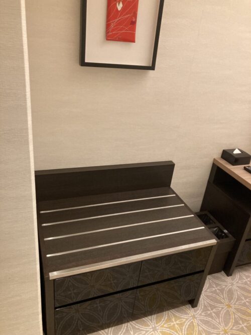 シェラトン都ホテル東京の部屋の荷物置き
