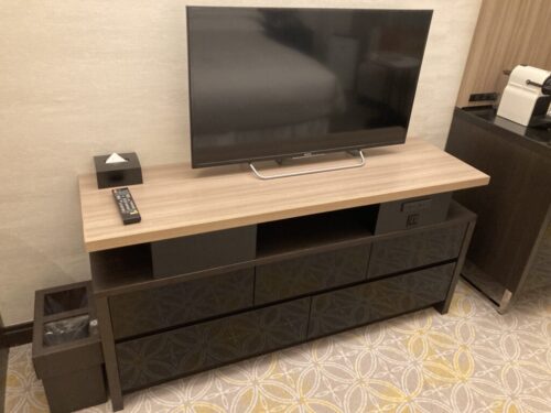 シェラトン都ホテル東京の部屋のテレビ台