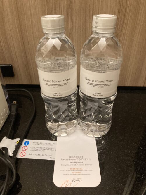 シェラトン都ホテル東京の部屋の無料のミネラルウォーター