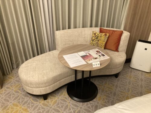 シェラトン都ホテル東京の部屋のソファー