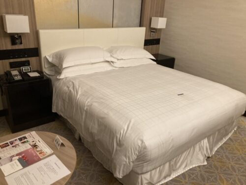 シェラトン都ホテル東京の部屋のクイーンベッド