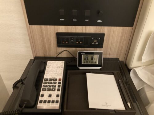 シェラトン都ホテル東京の部屋のベッドサイドテーブル