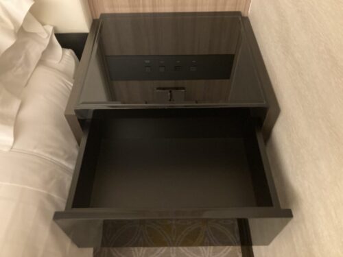 シェラトン都ホテル東京の部屋のベッドサイドテーブル