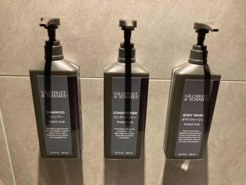 シェラトン都ホテル東京のバスルームのシャンプー類