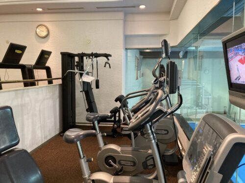 シェラトン都ホテル東京のフィットネスジム（ヘルスクラブ）