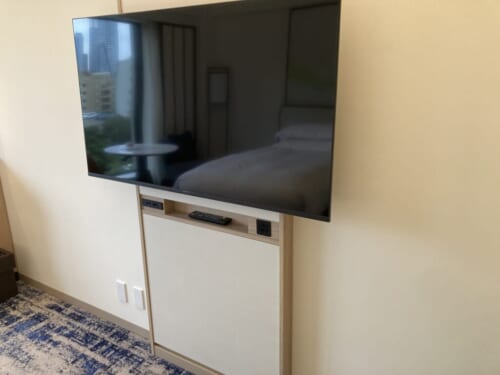 シェラトン都ホテル東京の翠プレミアムデラックスルームのテレビ