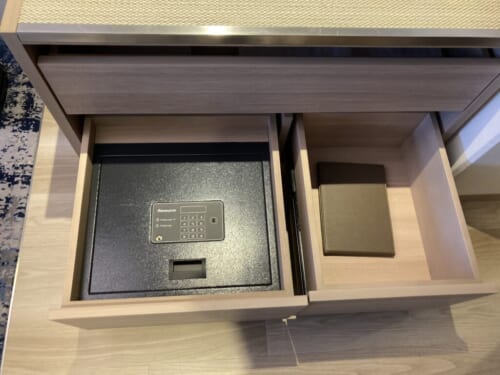 シェラトン都ホテル東京の翠プレミアムデラックスルームのセキュリティボックス（金庫）